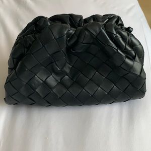 Bottega Veneta mini pouch in black intercciato leather!